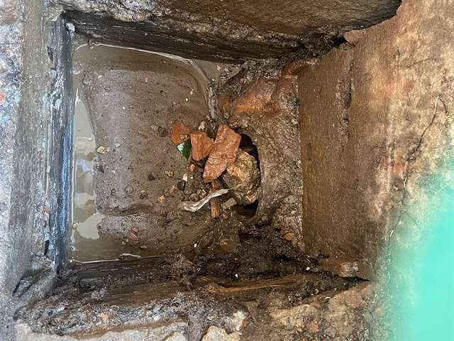 Дворовый колодец частного дома при аварийной прочистке наружной сети